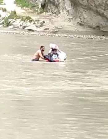 Su seviyesi yükselince mahsur kalan 8 kişi kurtarıldı