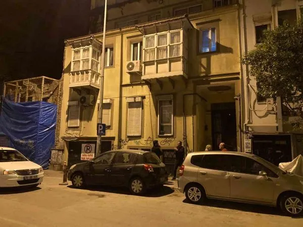 İzmir’de faciadan dönüldü: Kopan kaya parçası evin duvarına çarptı