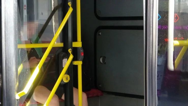 Halk otobüsündeki uyku krizi, kadın yolcuyu kimse ikna edemedi