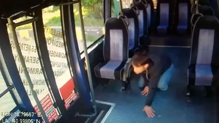 Minibüste şoke eden olay! Sürünerek paraları çaldı