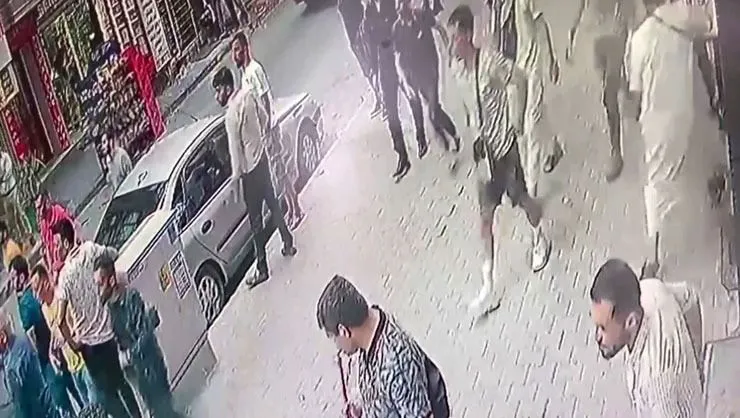 Esenyurt’ta meydan savaşı gibi kavga: Bıçak, sopa ve şişini alan kavgaya koştu