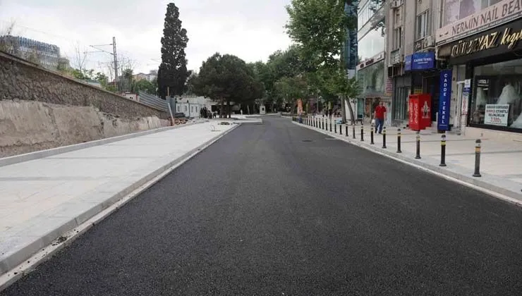 Hürriyet Caddesi’nin trafiğe açılması için belediye ekiplerinden yoğun mesai