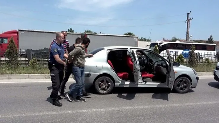 Arazi anlaşmazlığı olan akrabasının aracına pompalı tüfekle ateş etti