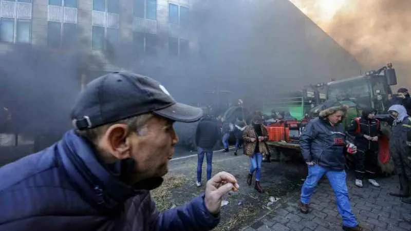 Avrupa Parlamentosu’nun önü savaş alanına döndü