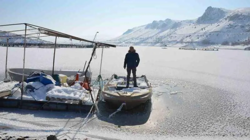 Erzincan’da soğuk havanın etkisiyle barajlar dondu