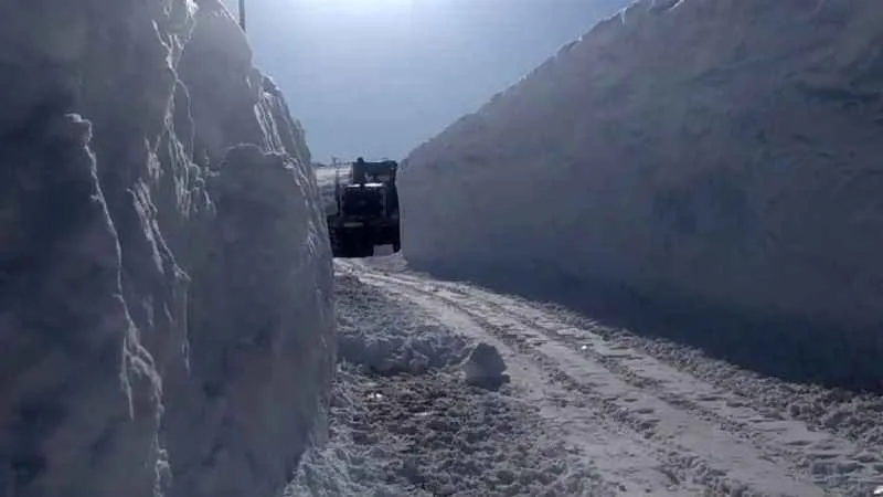 Yüksekova’da 4 metrelik kar tünellerinde çalışma