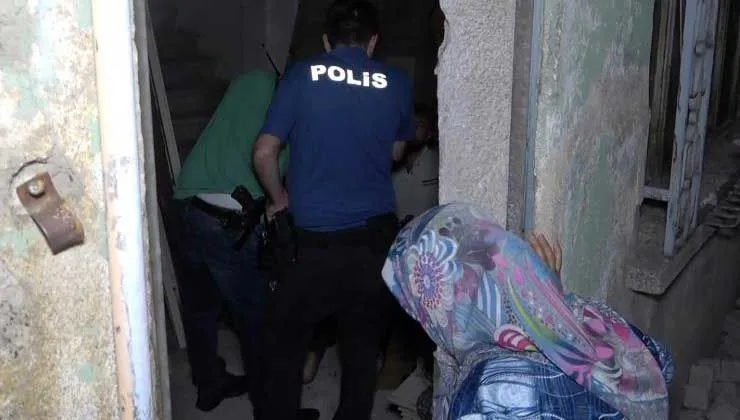 Yaşlı kadın farketti! Hırsızlar çatıda kıskıvrak yakalandı