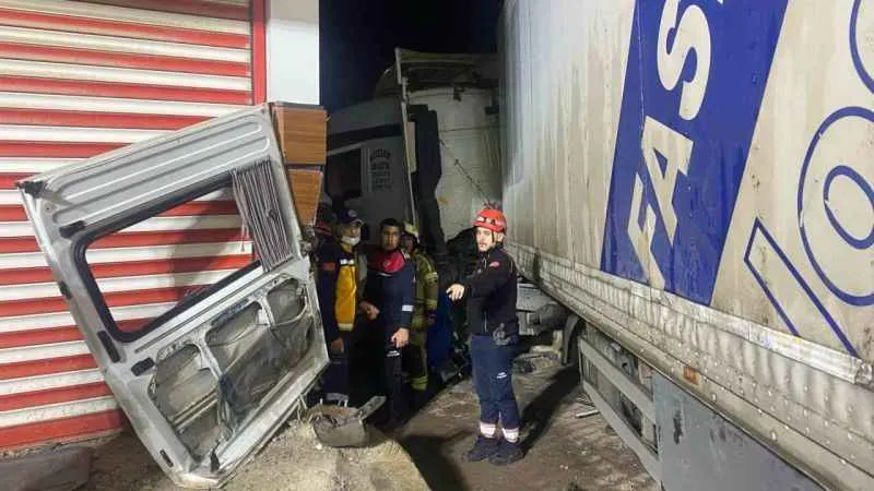 İzmir’deki kazada iki kişi hayatını kaybetti