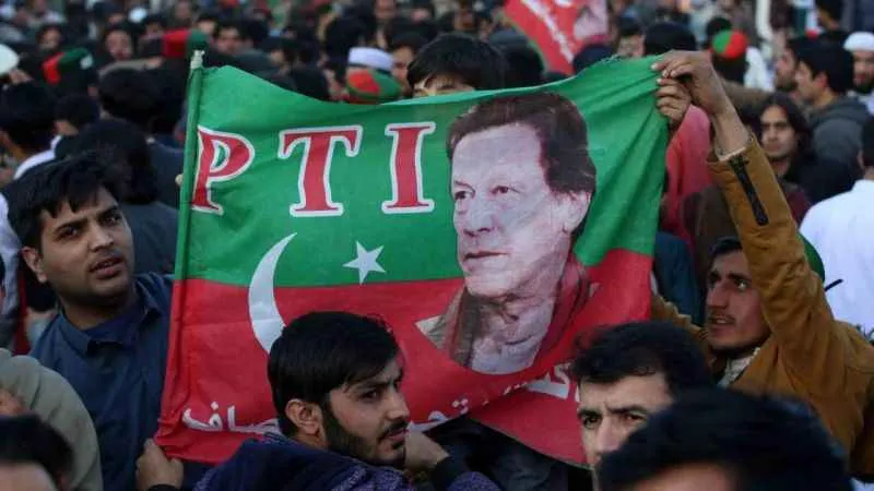 Pakistan’da hapisteki Imran Khan’ın partisi PTI destekli bağımsız adaylar yarışı önde götürüyor