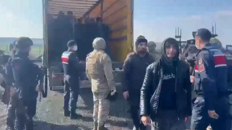 Diyarbakır’da tırda 72 kaçak göçmen yakalandı
