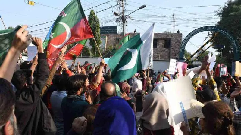 Pakistan’da Imran Khan destekçileri seçimlerde hile yapıldığı iddiasıyla protesto gösterisi düzenledi