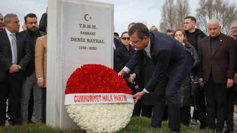 Eski CHP Genel Başkanı Deniz Baykal mezarı başında anıldı