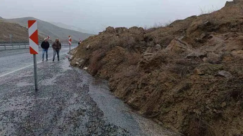 Muş-Erzurum karayolunda heyelan meydana geldi