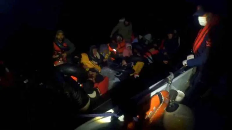 İzmir açıklarında can pazarı: 21’i çocuk 44 göçmen kurtarıldı