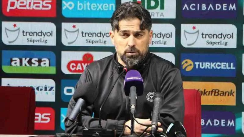 İlhan Palut: “Çok kötü goller yiyerek maalesef mağlup olduk”