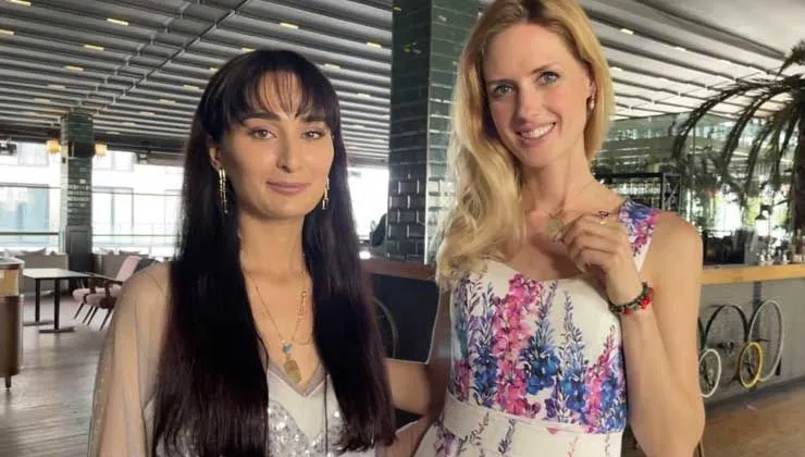 Wilma Elles, kendisi için tasarlanan kolyeyi taktı