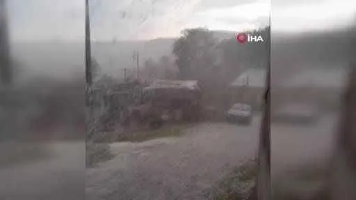 Sivas'ta misket büyüklüğünde dolu yağdı