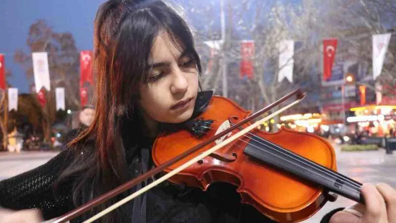 Cumhurbaşkanına keman çalan kız: "Onu canlı görmek ve karşısında çalmak çok farklı bir duygu"