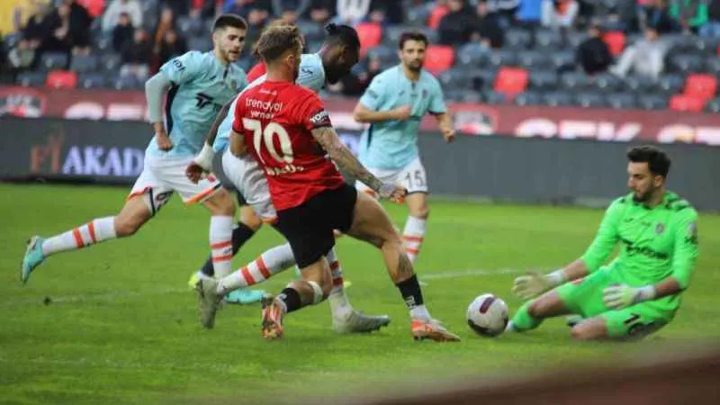 Gaziantep evinde Başakşehir'e kaybetti 