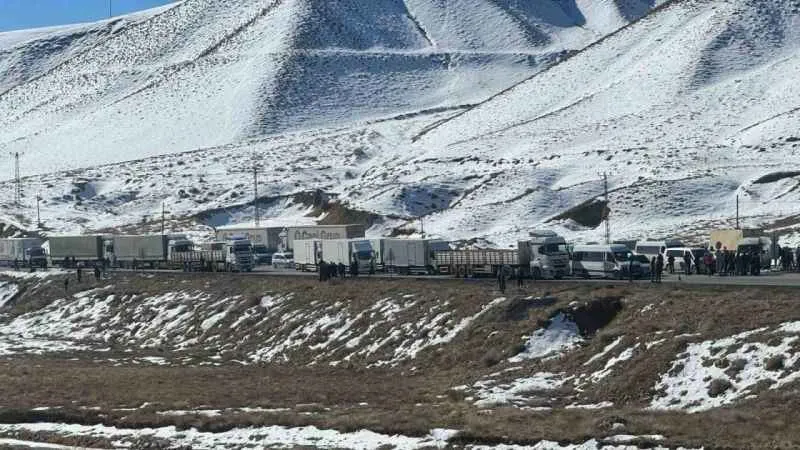 Çığ nedeniyle kapanan Van-Hakkari yolu trafiğe açıldı