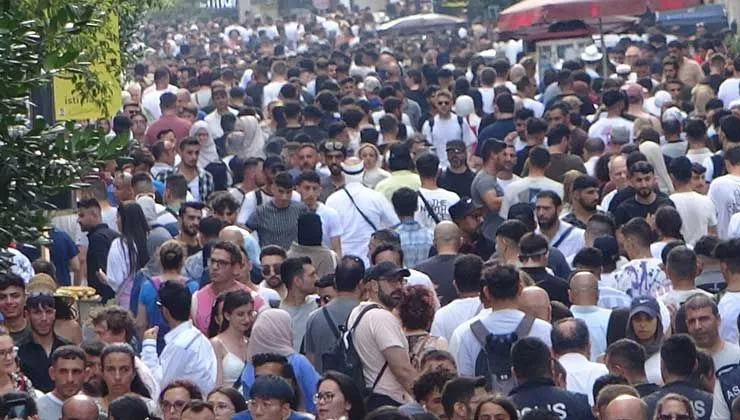 Taksim’de bayram yoğunluğu! Adım atacak yer kalmadı