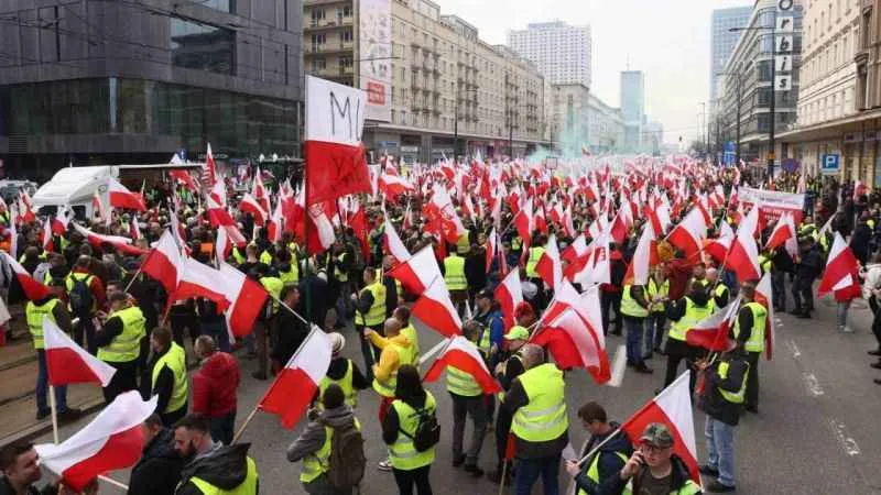 Polonyalı çiftçiler AB’nin tarım politikalarını ve Ukrayna’dan yapılan ithalatı protesto etti