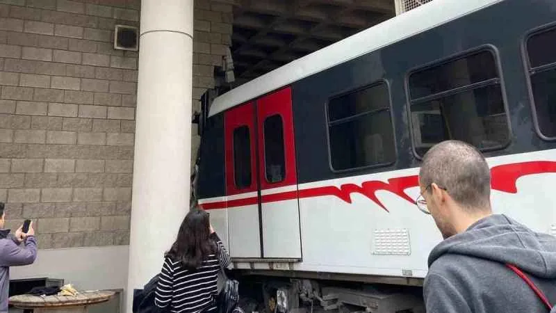 İzmir’de metro raydan çıkarak duvara çarptı