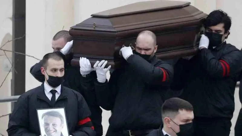 Rus muhalif lider Navalny, Moskova’da düzenlenen törenin ardından defnedildi