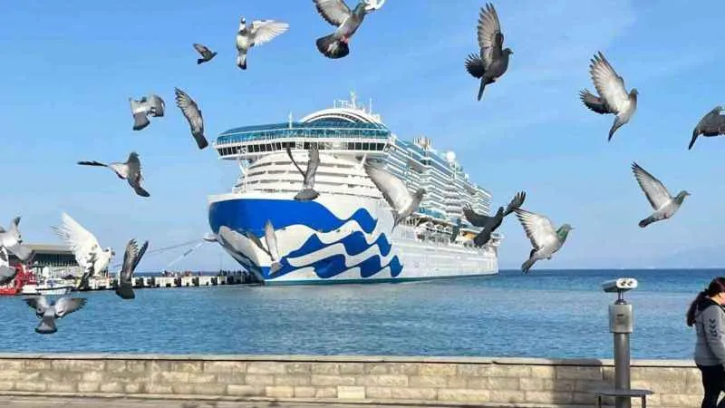 Dünyanın en büyük kruvaziyer gemisi Kuşadası’nda