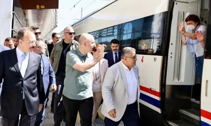 Bakan Karaismailoğlu, Bilecik’e YHT ile geldi