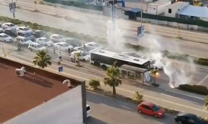 Ambulansa yol vermeyen sürücü trafikten men edildi