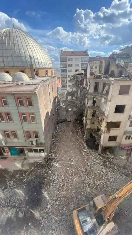 Hasarlı binayı yıkarken sağlam camiye zarar verdiler