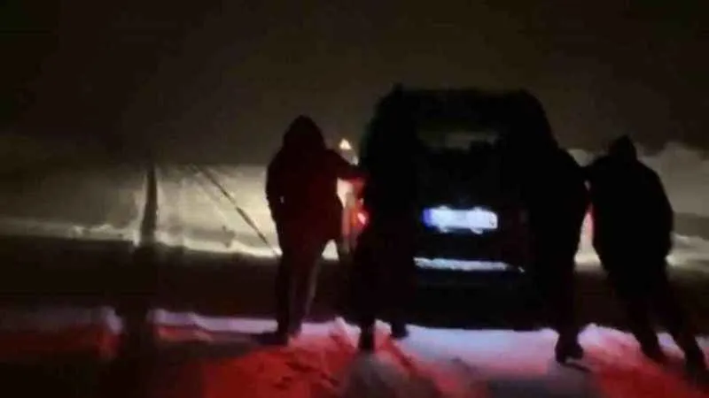 Bitlis’te yoğun kar yağışı nedeniyle araçlar mahsur kaldı