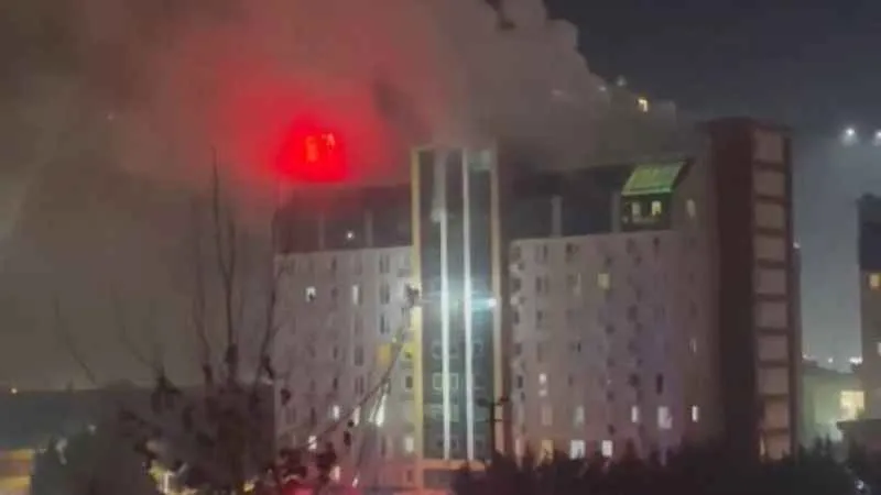 Esenyurt’ta 11 katlı rezidansta korkutan yangın: Mahsur kalan 40 kişi itfaiye ekiplerince kurtarıldı