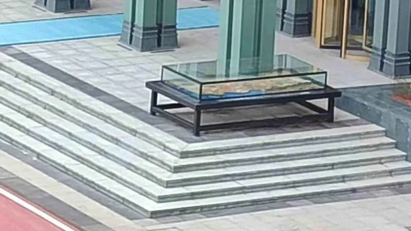 Külliye’ye vinçle getirilen 3 ton ağırlığındaki eser, Cumhurbaşkanı Erdoğan’a hediye edildi