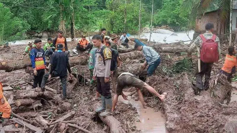 Endonezya’da sel ve toprak kayması: 21 ölü