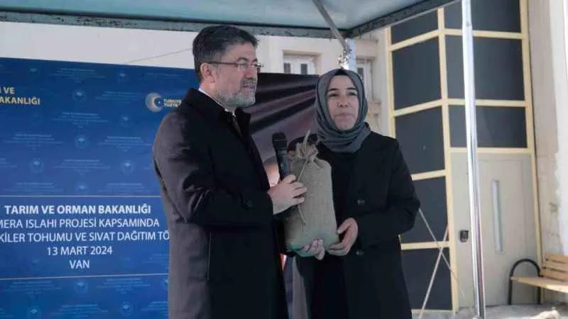 Bakan Yumaklı, Vanlı çiftçilere tohum dağıttı