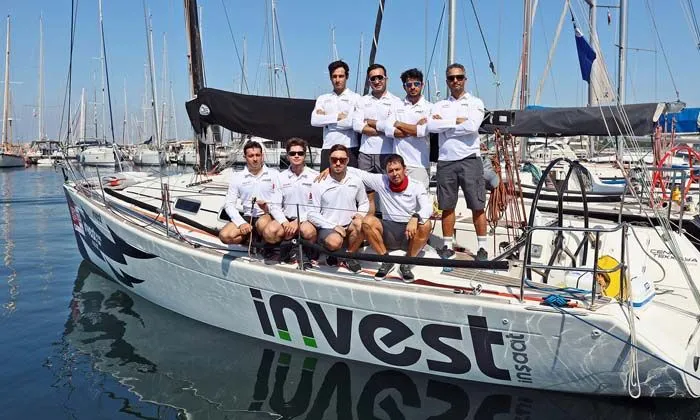 Invest İnşaat Yelken Takımı ilk yarışında kupa kaldırdı