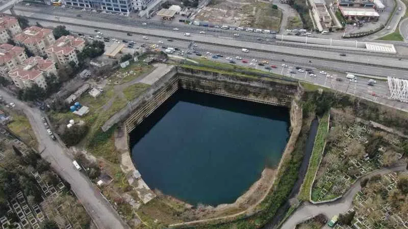 Kadıköy’de su dolan inşaat sahasını "Google Maps" göl olarak gösteriyor