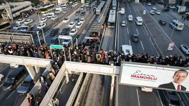 İstanbul’da metrobüs kuyruğuyla denk gelen seçim afişi