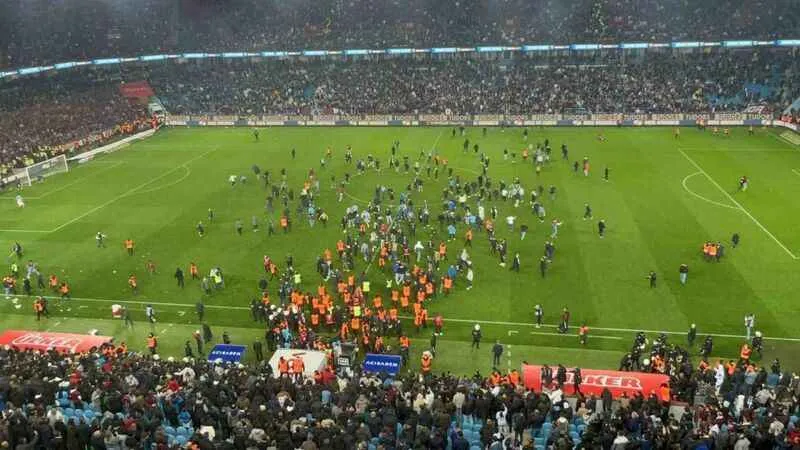Trabzon'da maç bitti, saha karıştı