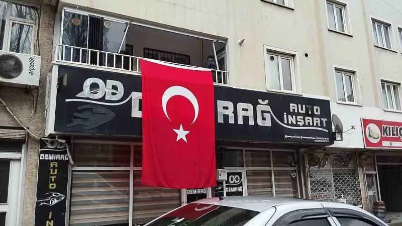 Bingöllü şehit Teğmen Hulusi Elçi'nin evine Türk bayrağı asıldı