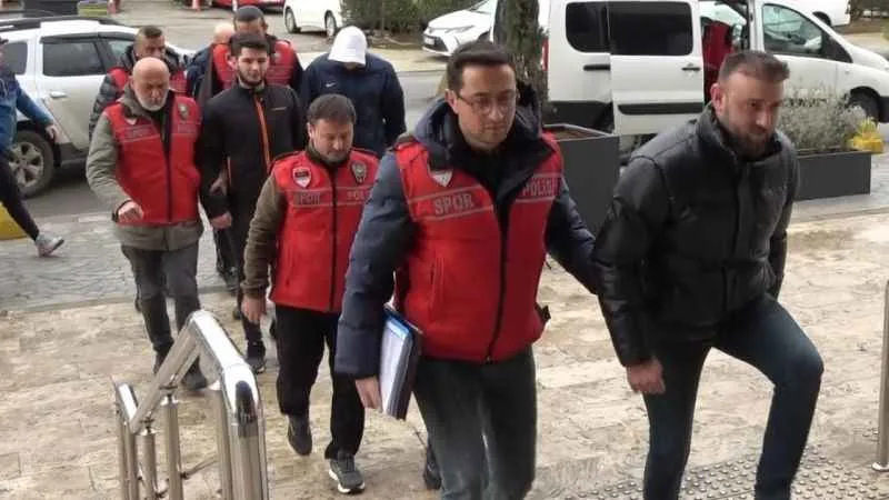 Trabzonspor - Fenerbahçe maçında sahaya girerek olaylara karışan 7 kişi adliyeye getirildi