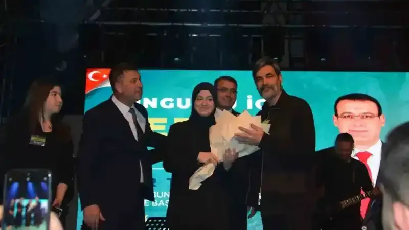 Uğur Işılak konserinde salon doldu taştı