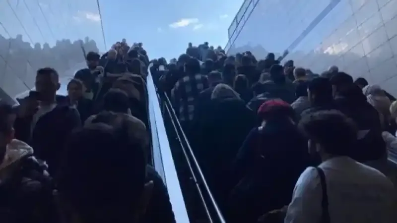 Altunizade’de metrobüs arızası: Durakta insan seli oluştu