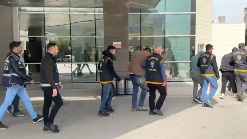 Vatandaşı 500 bin lira dolandıran sahte avukatlar tutuklandı