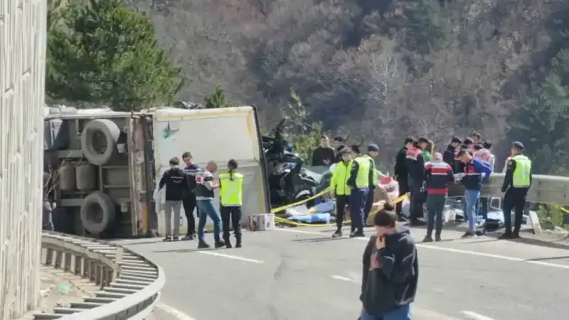 Çankırı'da tır otomobilin üzerine devrildi: 4 ölü, 3 yaralı