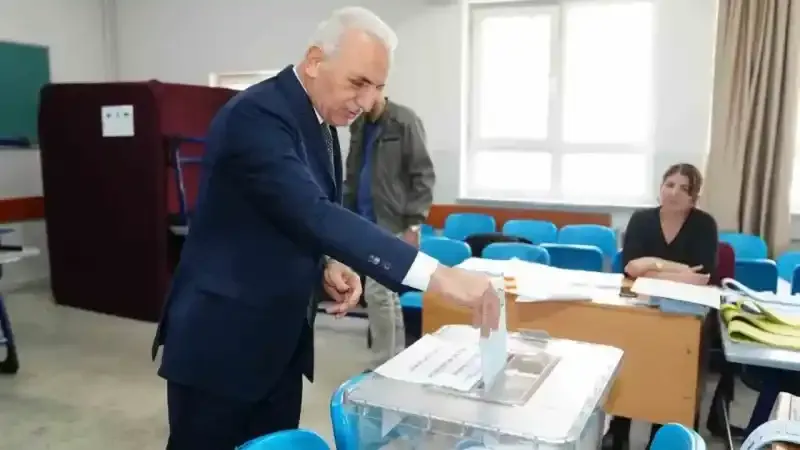 Ümraniye Belediye Başkanı İsmet Yıldırım, oyunu kullandı