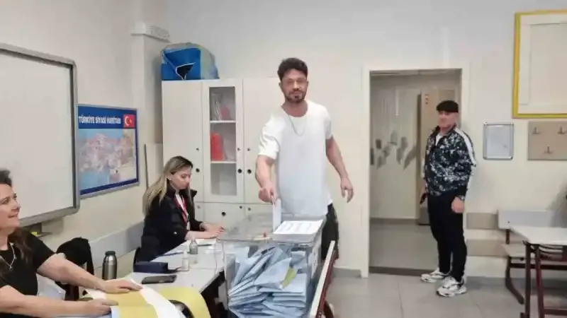 Ünlü şarkıcı Murat Boz yarım saat bekledi