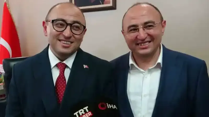 Görenler yeni belediye başkanını ikizi ile karıştırıyor